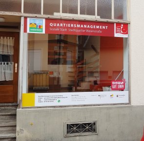 The photo shows the shop window of the neighborhood office.