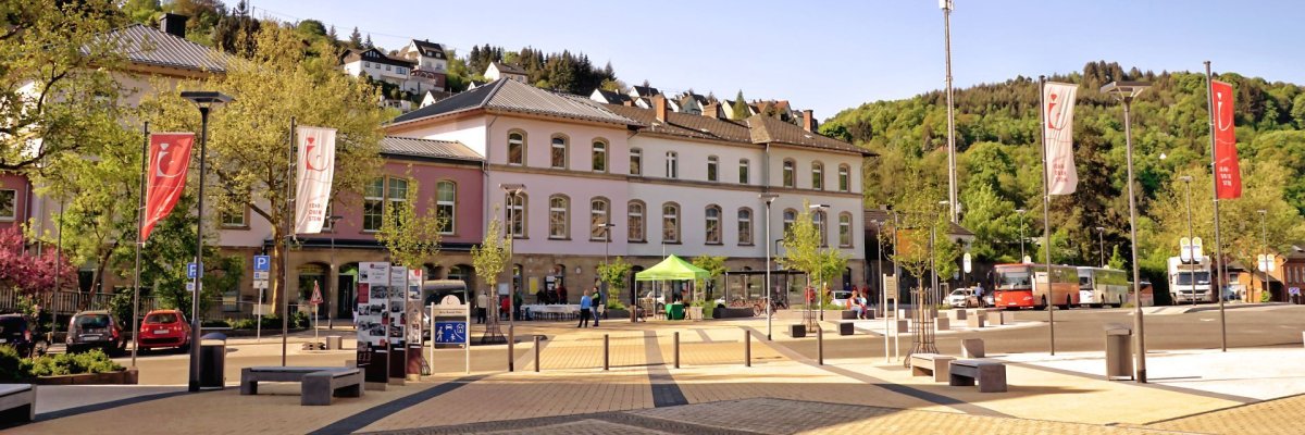 The station forecourt redesigned with urban development funds on the day of urban development funding. The picture shows the newly designed station forecourt, which was rebuilt with funds from the urban development program.