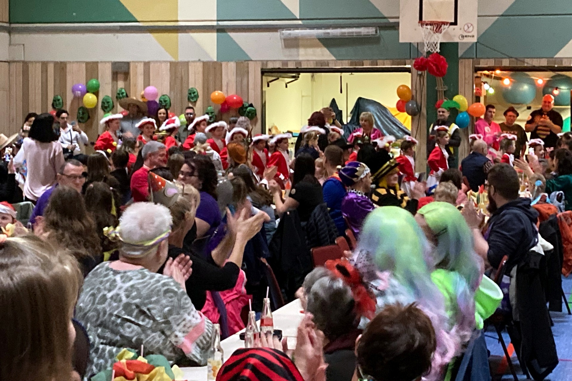 The children's carnival is always very popular in the Stadenhalle. The photo shows a view of the Stadenhalle with many costumed visitors.