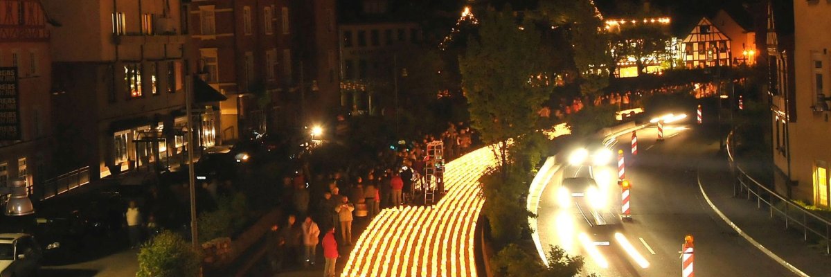 As part of the cultural summer opening, a river of light was installed on one side of the Nahe superstructure with countless lights. The photo shows countless lights on one side of the Nahe superstructure, below the rock church, symbolizing a river of light.