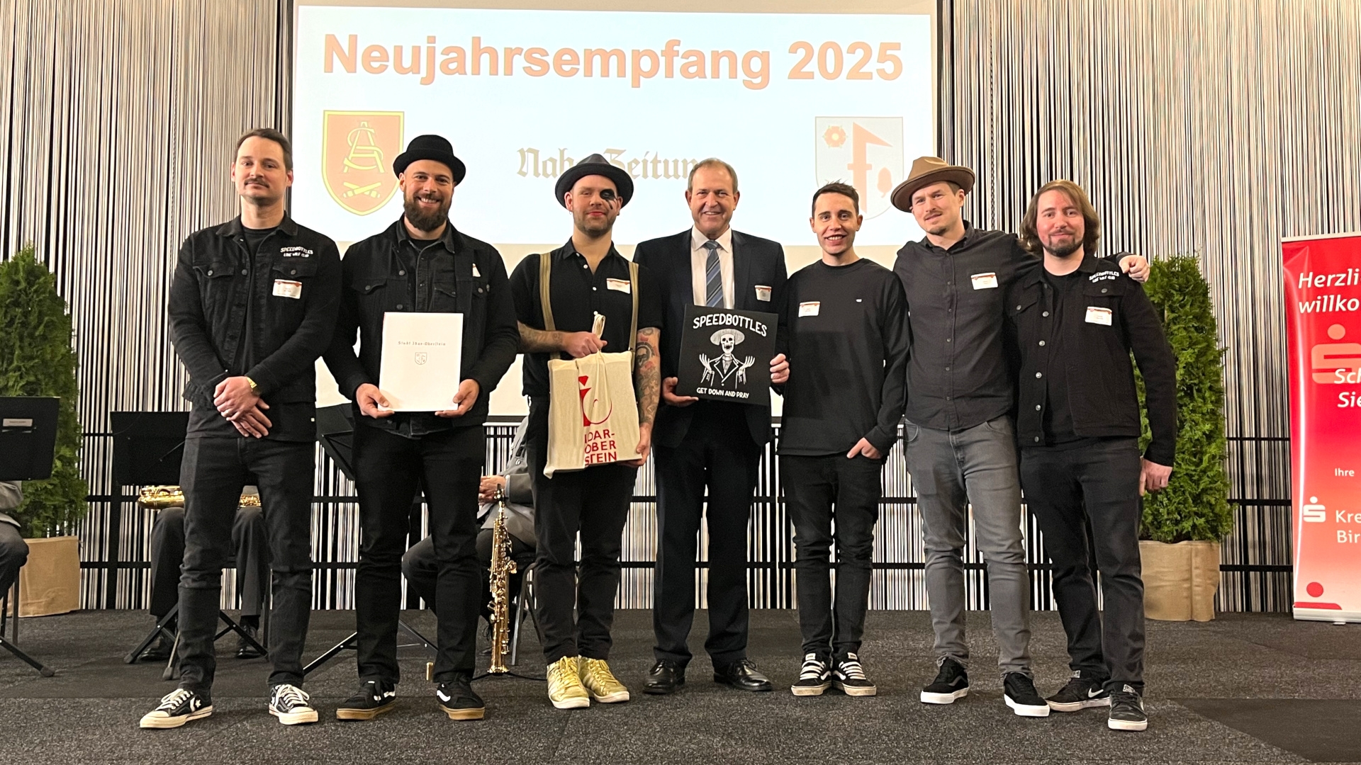 The photo shows the band members together with Lord Mayor Frühauf on stage.