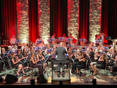 The photo shows the orchestra at the Summer Concert 2025 in the Idar-Oberstein Municipal Theater.