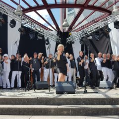 Performance in Idar at the Jazztage 2018. The jazz choir played on the Schleiferplatz stage
