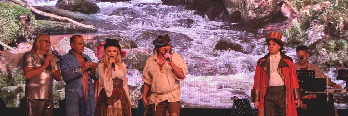 Musical "Schinderhannes", theater summer 2023 The photo shows several costumed performers in front of a stage set with flowing water.