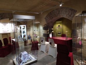 The photo shows the vaulted cellar of the German Gemstone Museum, which is also used for weddings.