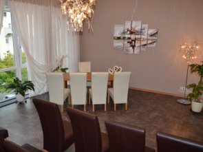 The photo shows a view of the city council's wedding hall. You can see four chairs covered with white covers in front of the registrar's desk.