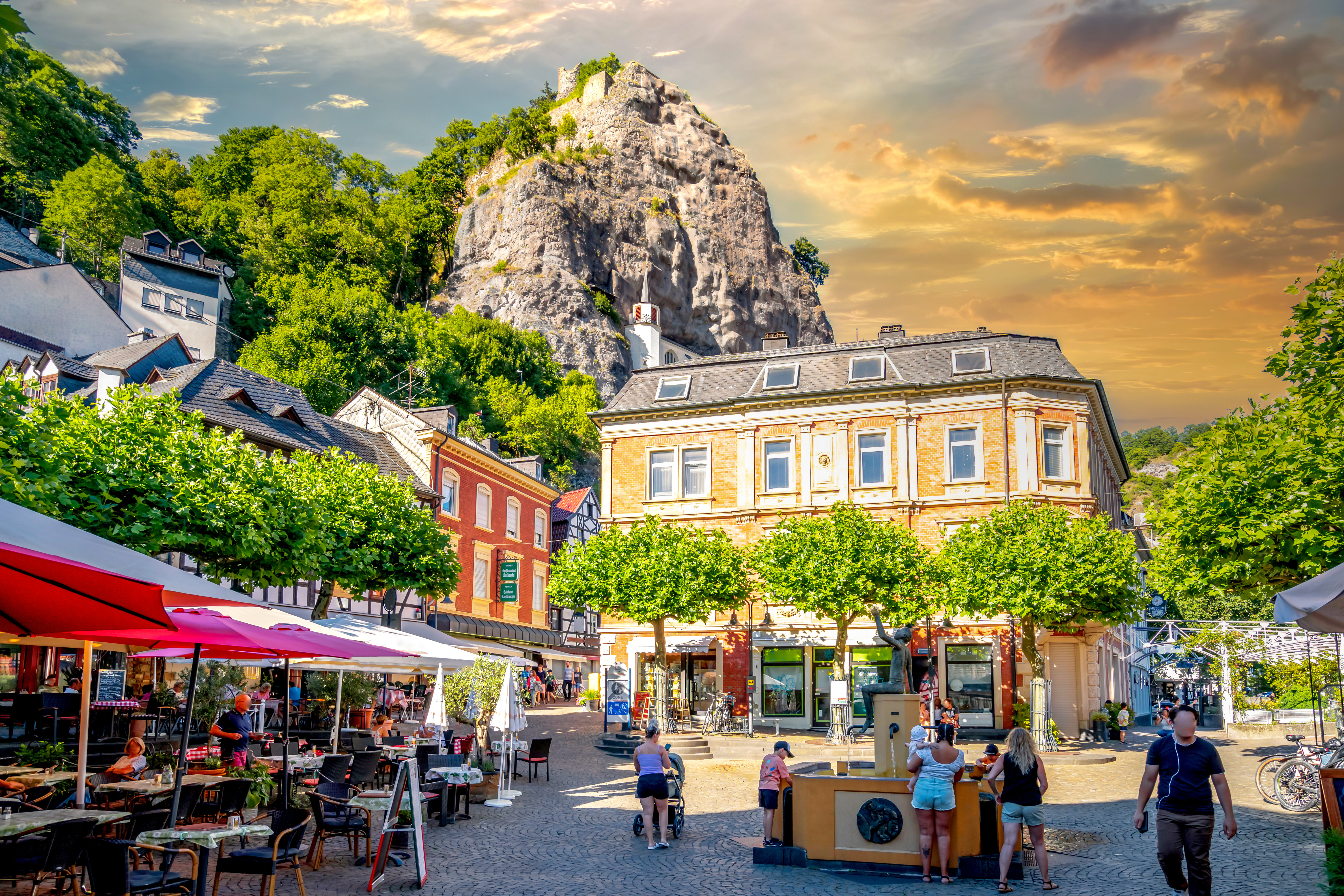 The picture shows the historic market square in the Oberstein district