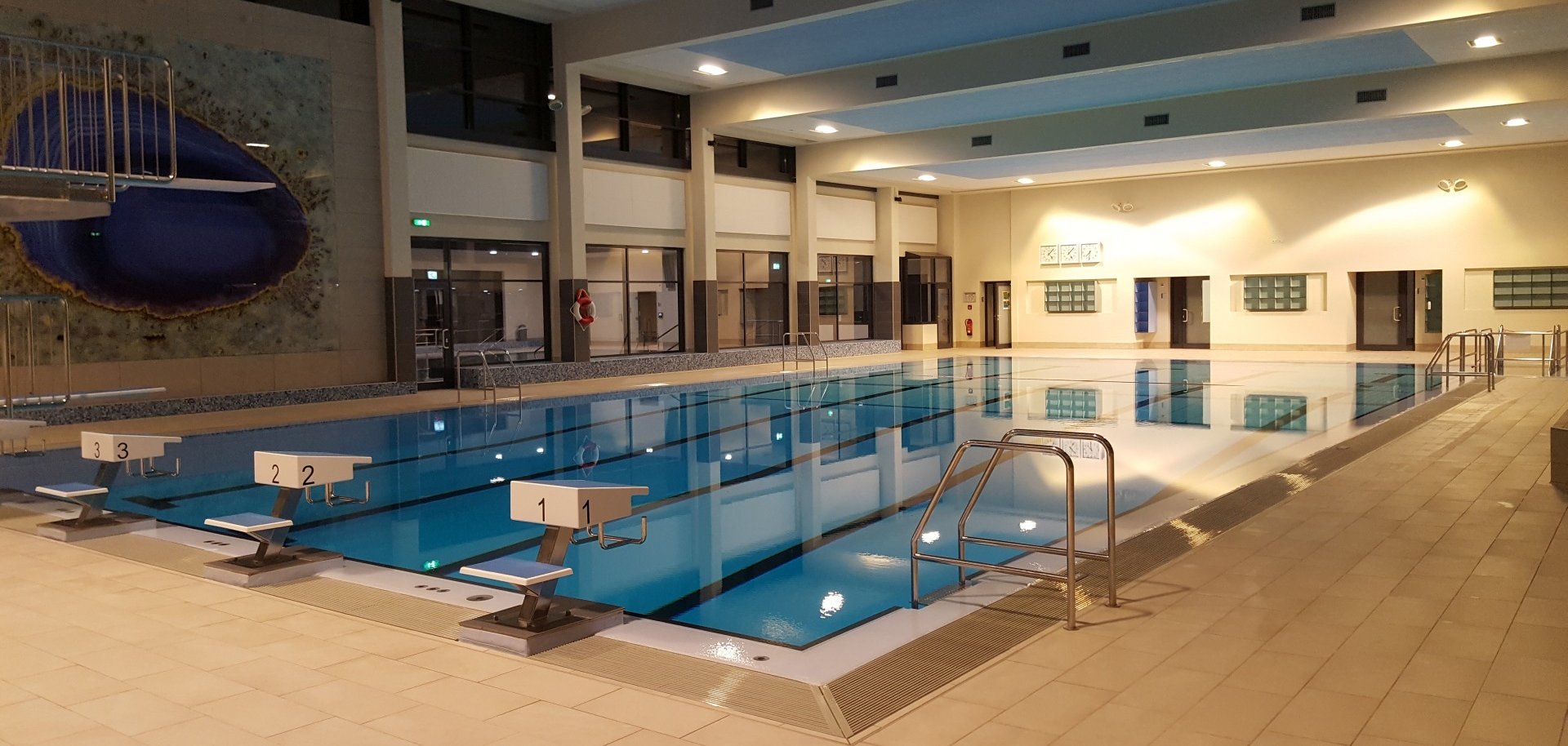 The photo shows the large swimming pool of the indoor pool.