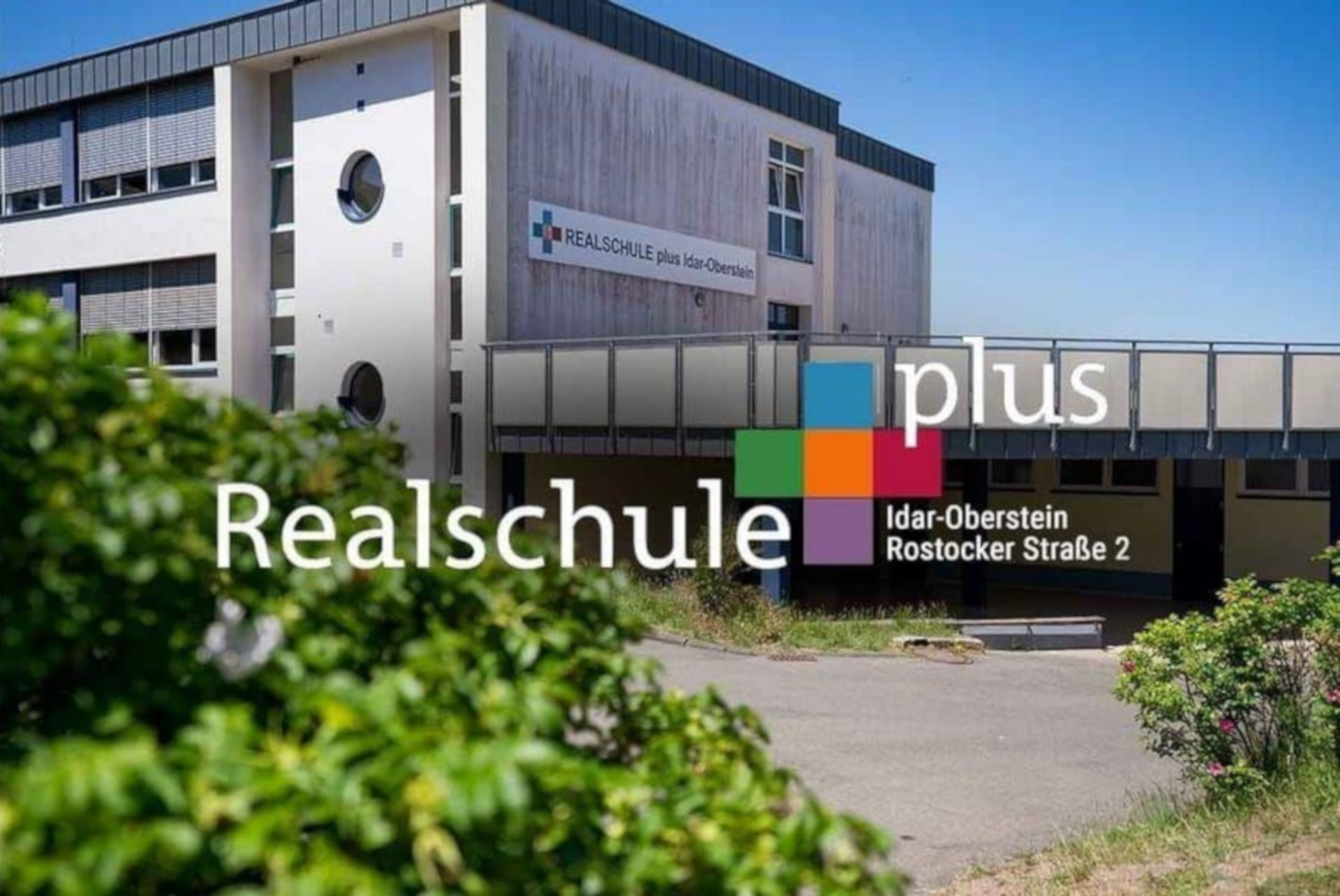 The photo shows a view of the facade of the school building.