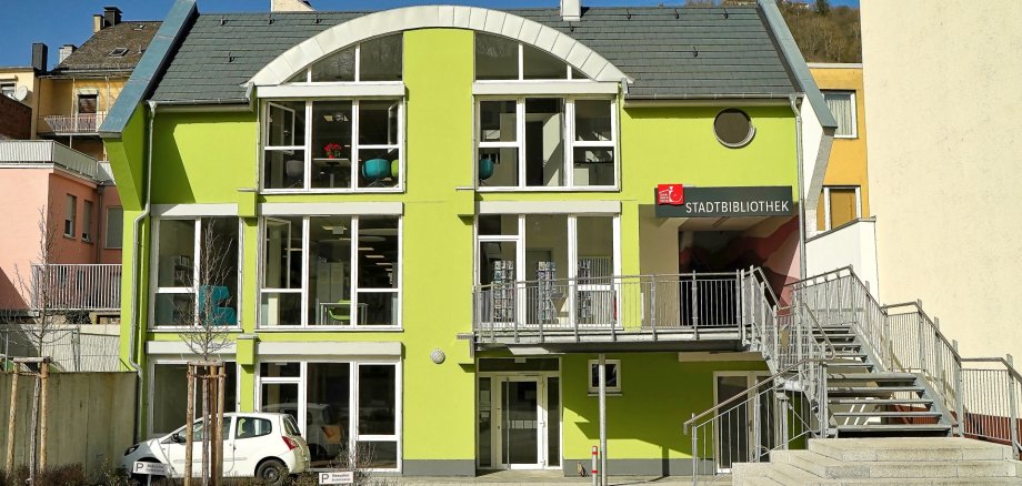 The photo shows the exterior view of the Idar-Oberstein City Library from Austraße.