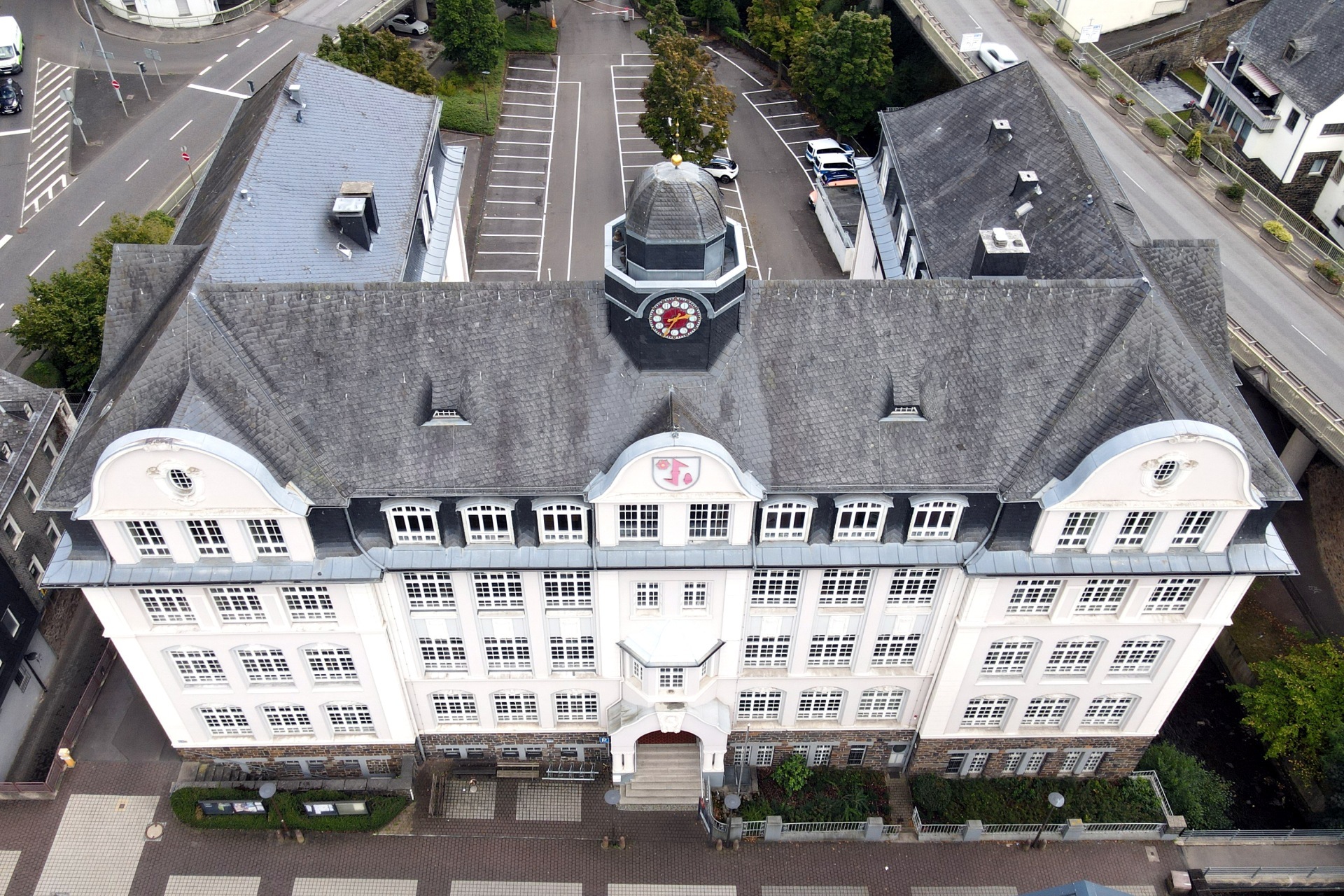 The photo shows a drone shot of the front of the Idar-Oberstein town hall.