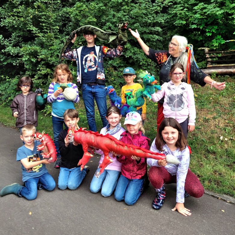 The photo shows the participants with Gaby Hofmann. They are holding kite figures in their hands.