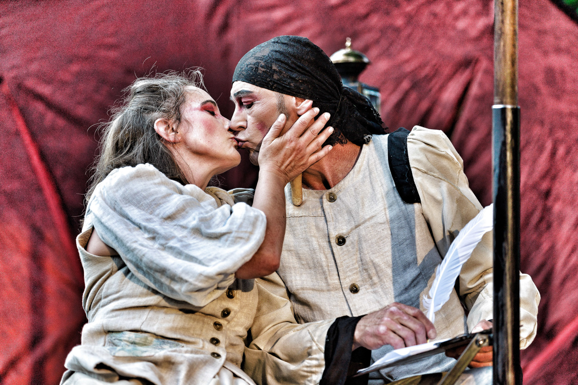 The photo shows an actress and an actor kissing.