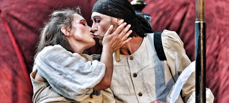 With "Molière", NN once again presents a full piece of popular theater. The photo shows an actress and an actor kissing.