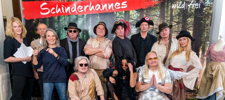 The photo shows a group picture of all those involved in the Schinderhannes musical.