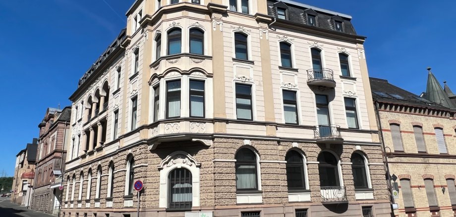The photo shows the front of the building at Bahnhofstraße 1, where the city archive is currently housed.