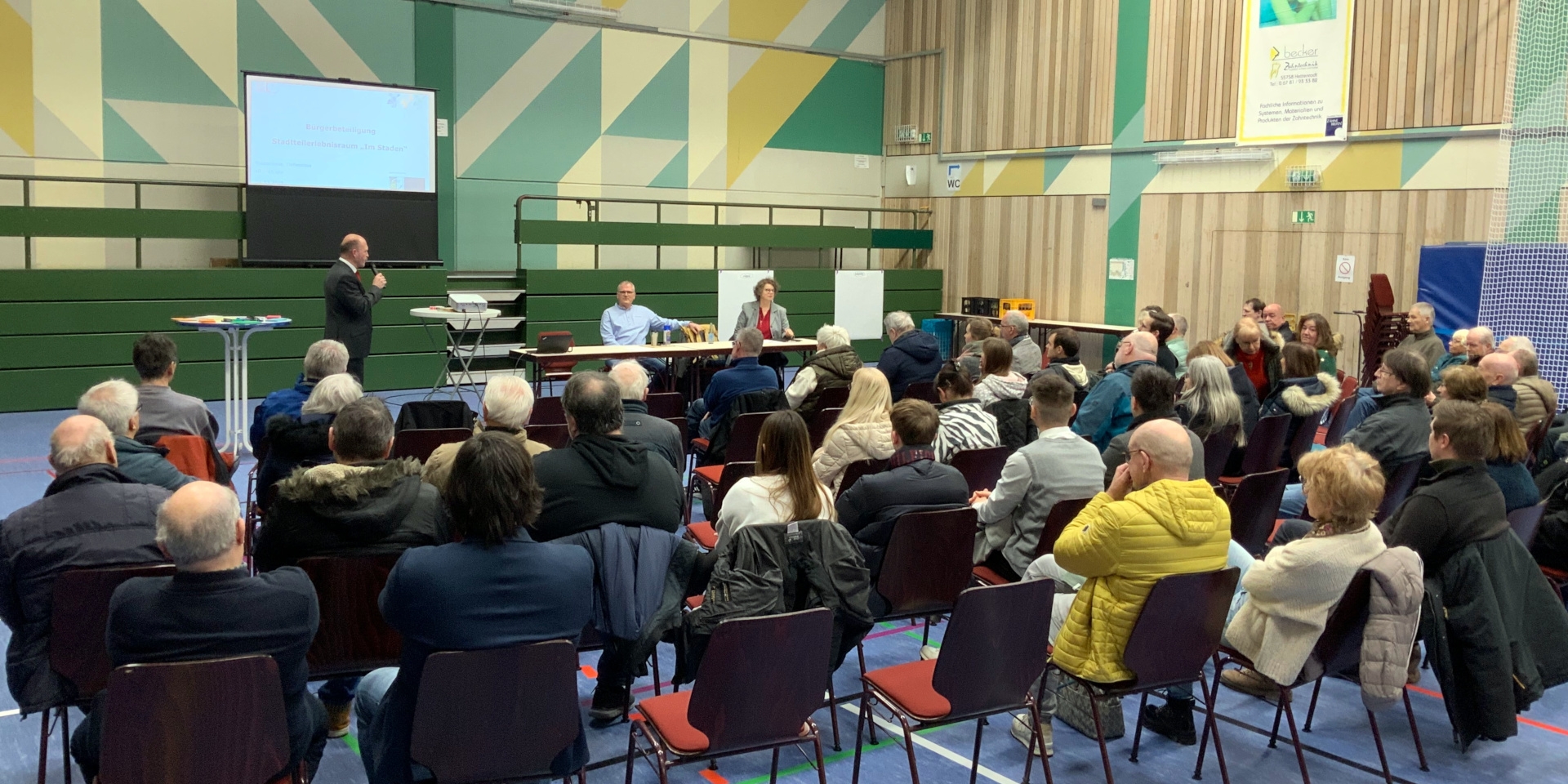 The photo shows in the foreground the chairs with the participants of the workshop and in the background Mayor Friedrich Marx as well as Dirk Schmülgen and Dr. Heike Glatzel from the FUTOUR office.
