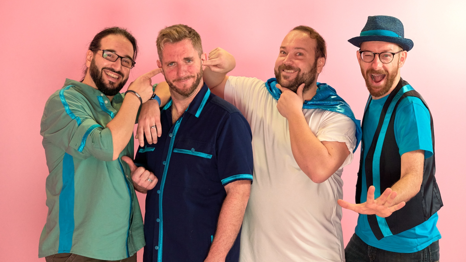 The photo shows the four musicians of the band Pelemele in front of a colorful background.