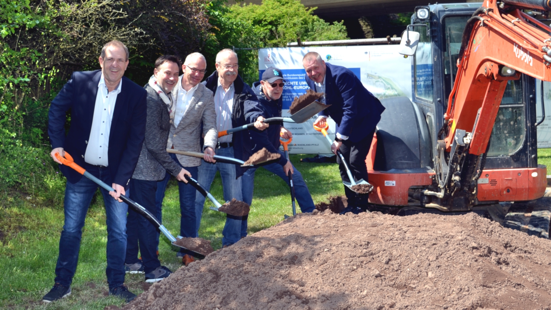 The photo shows, from left to right, Lord Mayor Frank Frühauf, Councillor Frank Schnadhorst, the Head of the Technical Building Office Dirk Thomé, Councillors Wolfgang Röske and Armin Korpus and Member of the Bundestag Dr. Joe Weingarten standing at a mound of earth with spades.
