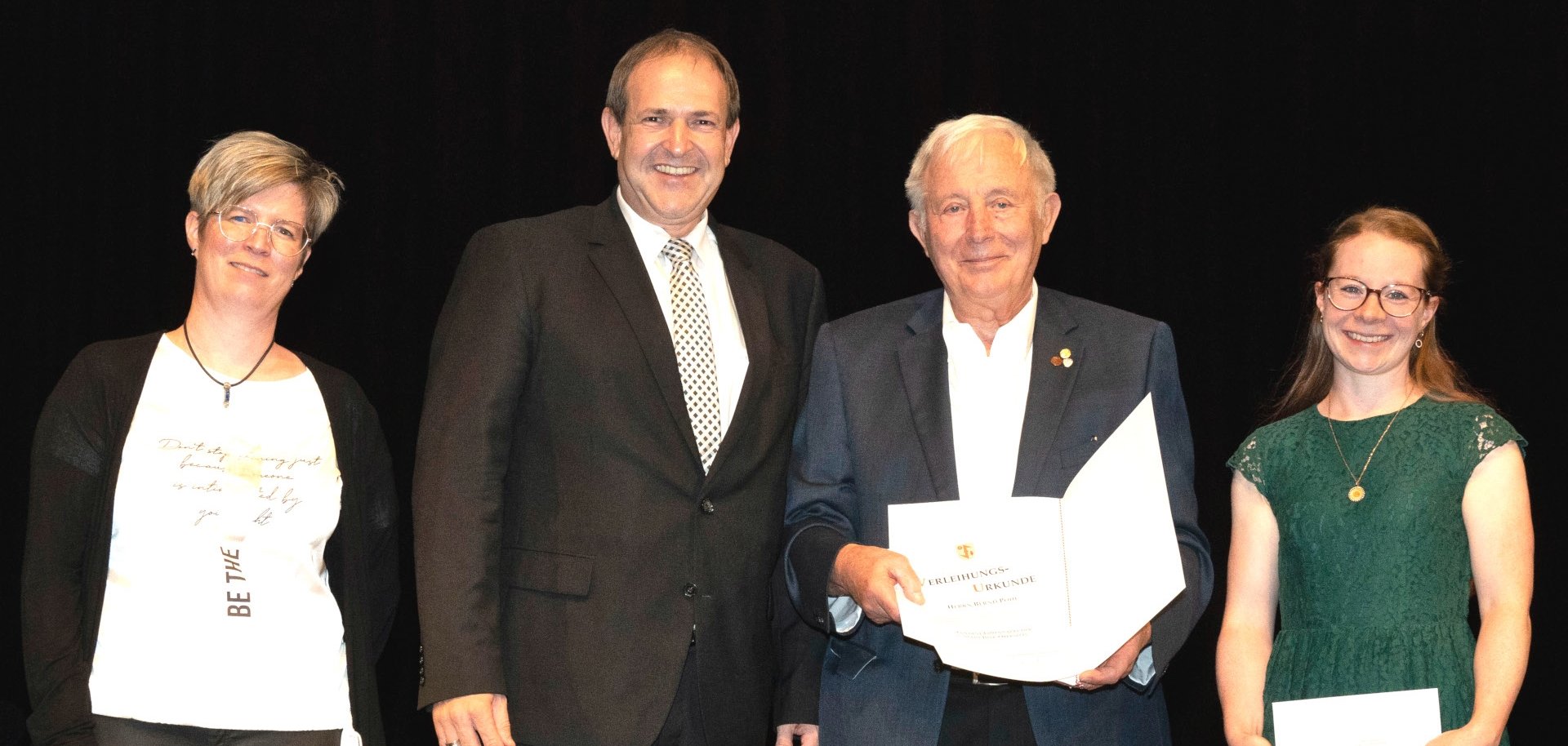 The photo shows from left Stephanie Ackermann (2nd Chairwoman TVO), Lord Mayor Frank Frühauf, Bernd Pohl, who presents the certificate, and Julia Kannengießer, (1st Chairwoman TVO)