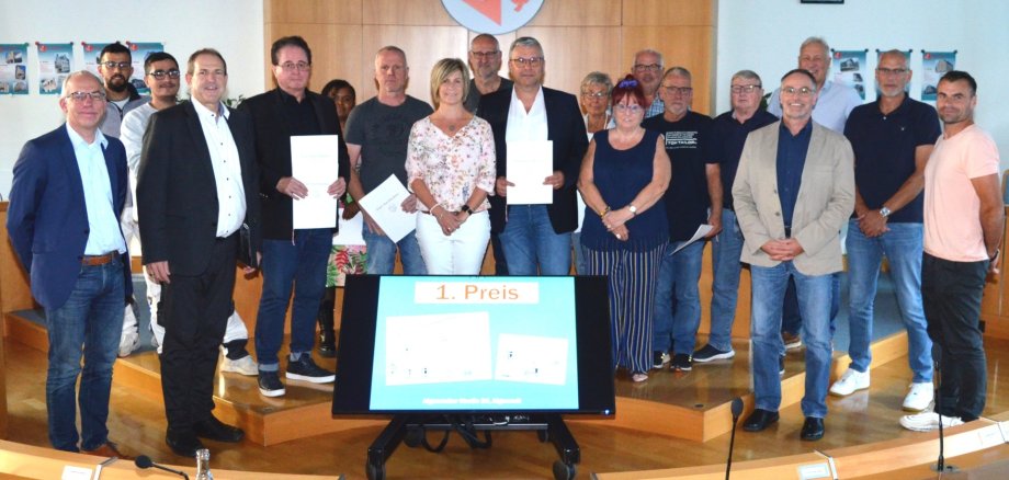 The photo shows a group picture of the award ceremony participants.