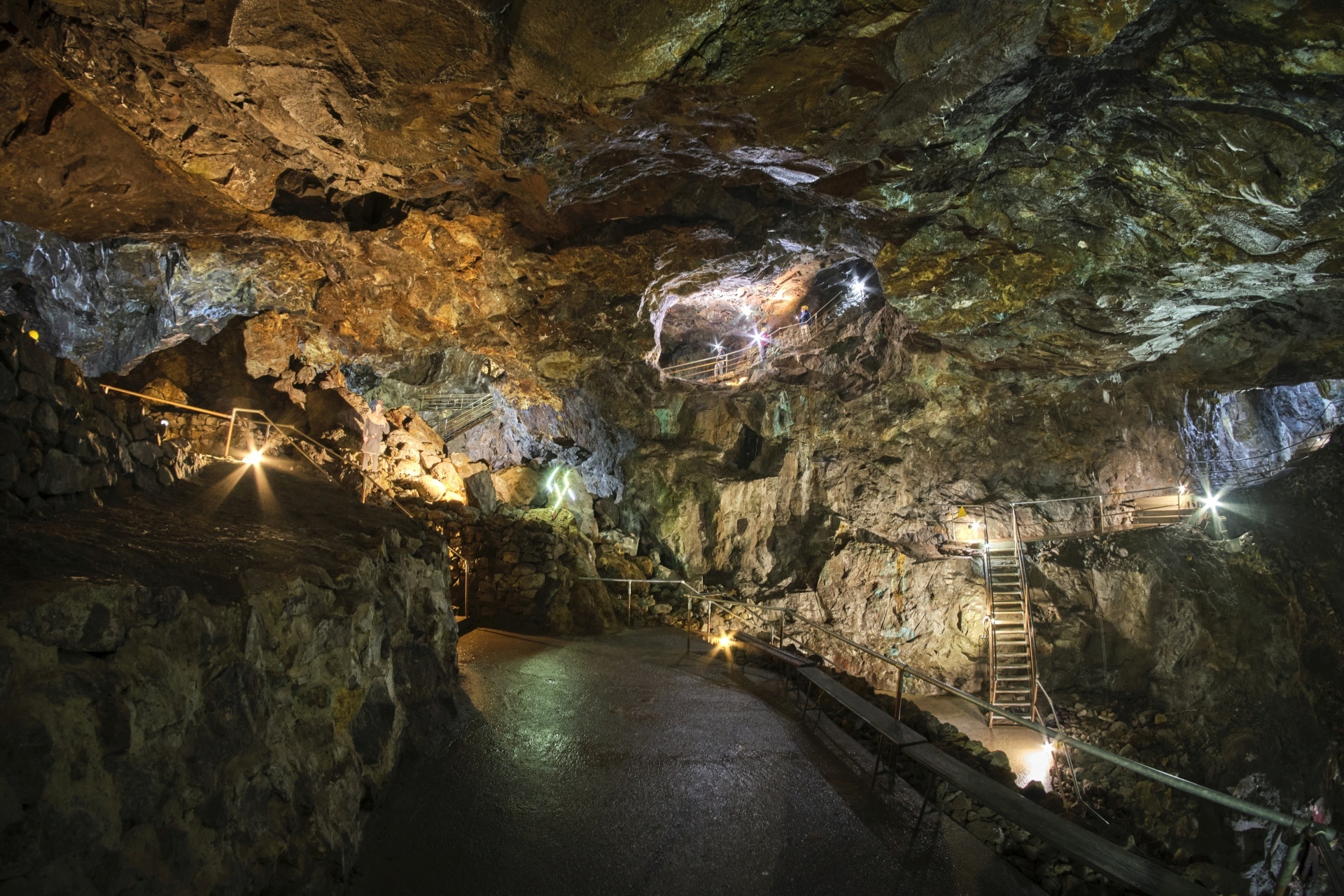 The photo shows the visitor gallery of the copper mine.
