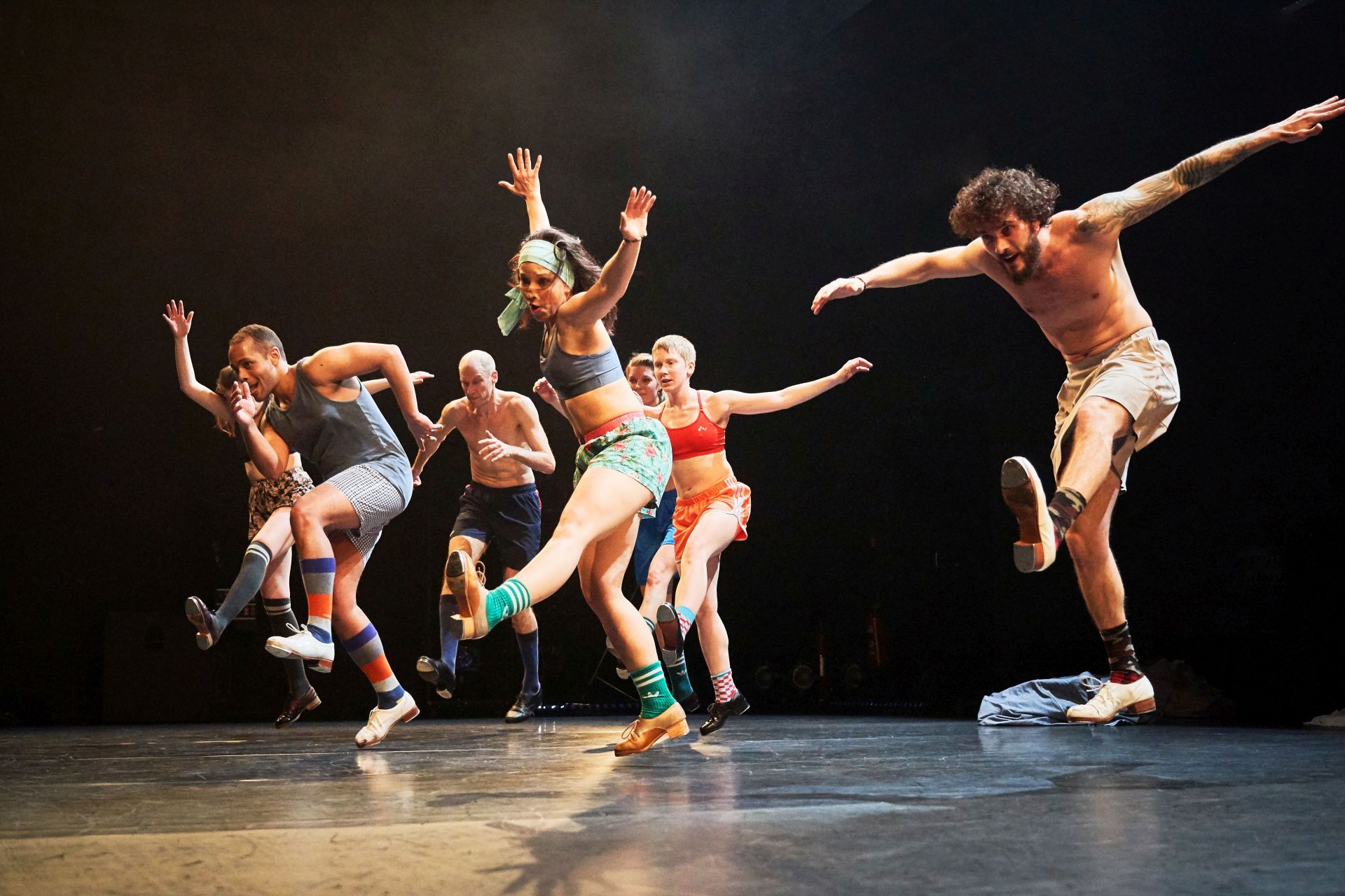 The picture shows the dancers of the Sebastian Weber Dance Company in a dance scene of the piece Folk Fiction.
