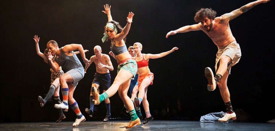 The picture shows the dancers of the Sebastian Weber Dance Company in a dance scene of the piece Folk Fiction.