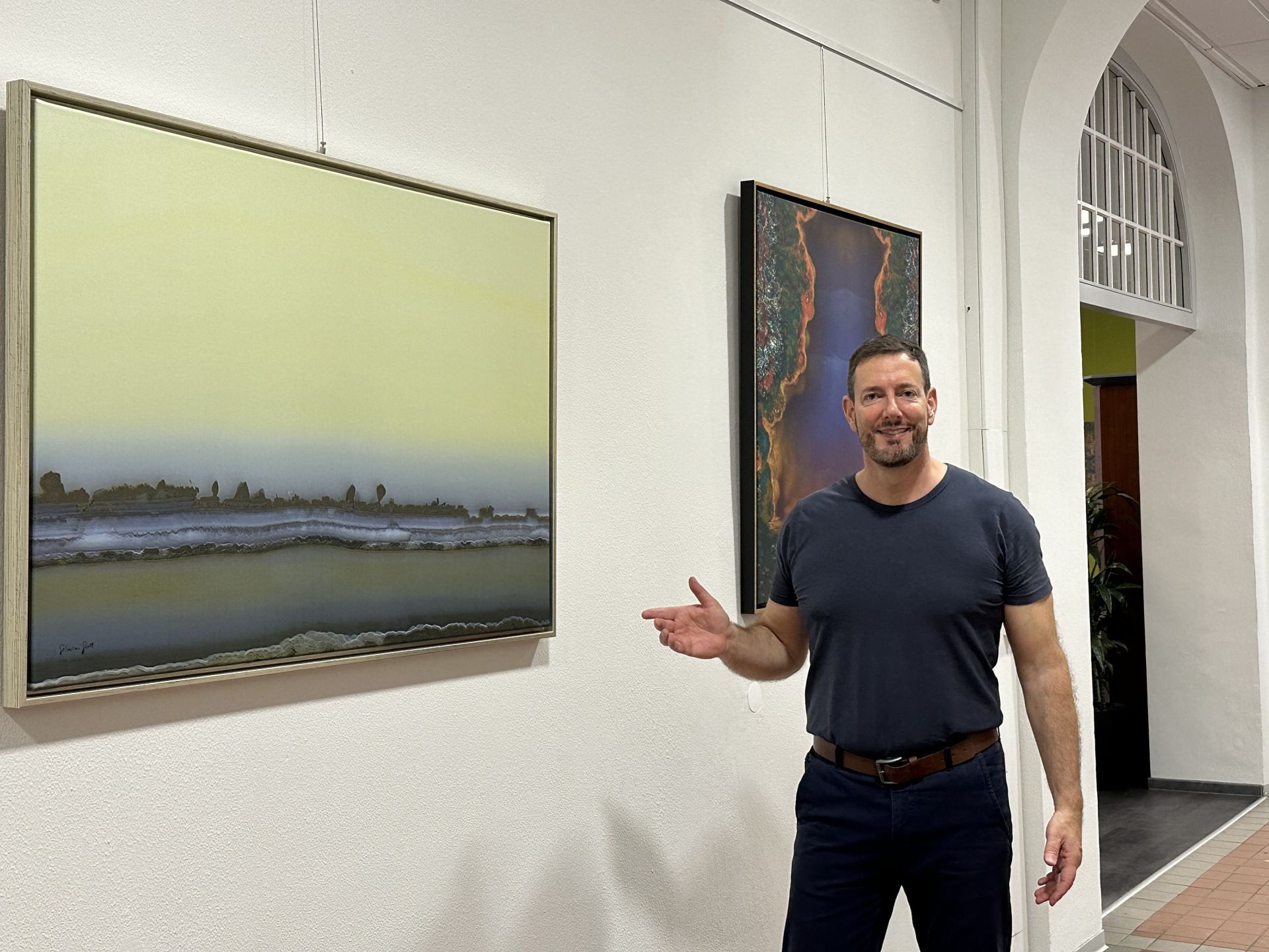 The picture shows Sebastian Stoll in front of one of his works of art.