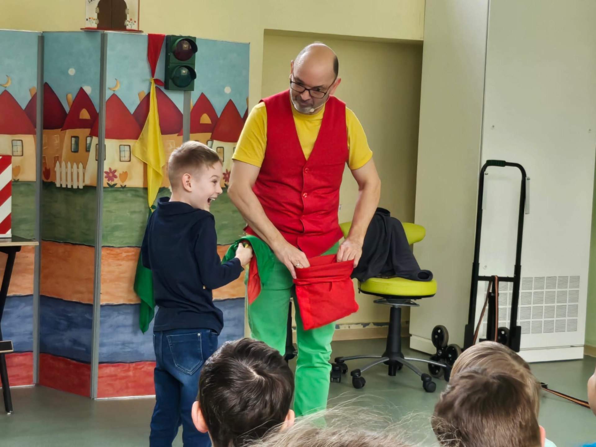 The photo shows the traffic magician Robert performing a trick with a child.