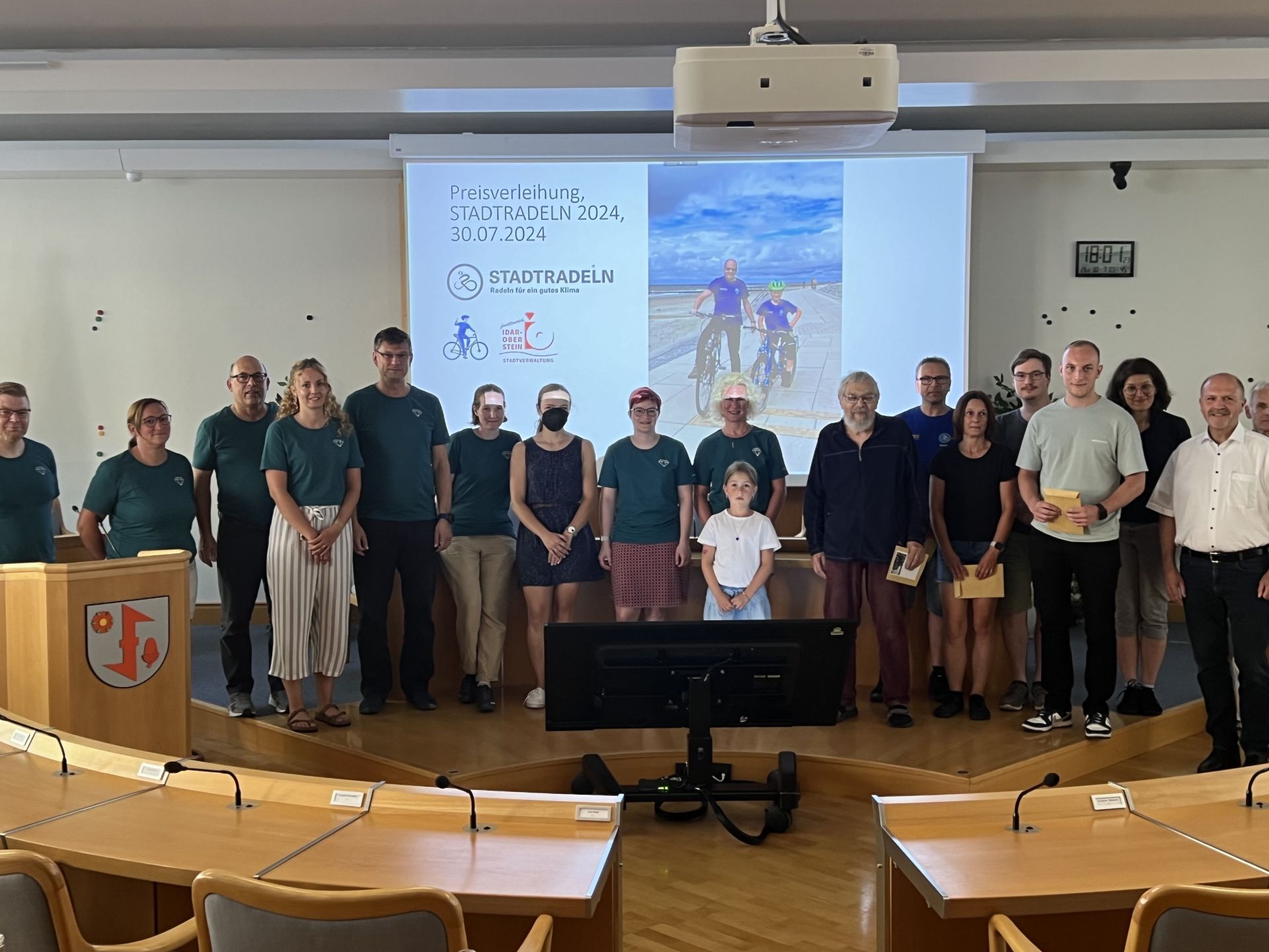 The photo shows the successful participants in the CITY CYCLING campaign at the award ceremony in the council chamber.