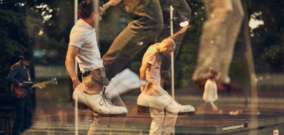 The photo shows two dancers during the performance.