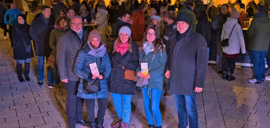 The photo shows the five people mentioned at the "Advent glow" on Schleiferplatz.
