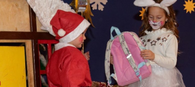 The photo shows Flöckchen and a boy dressed up as Santa Claus.