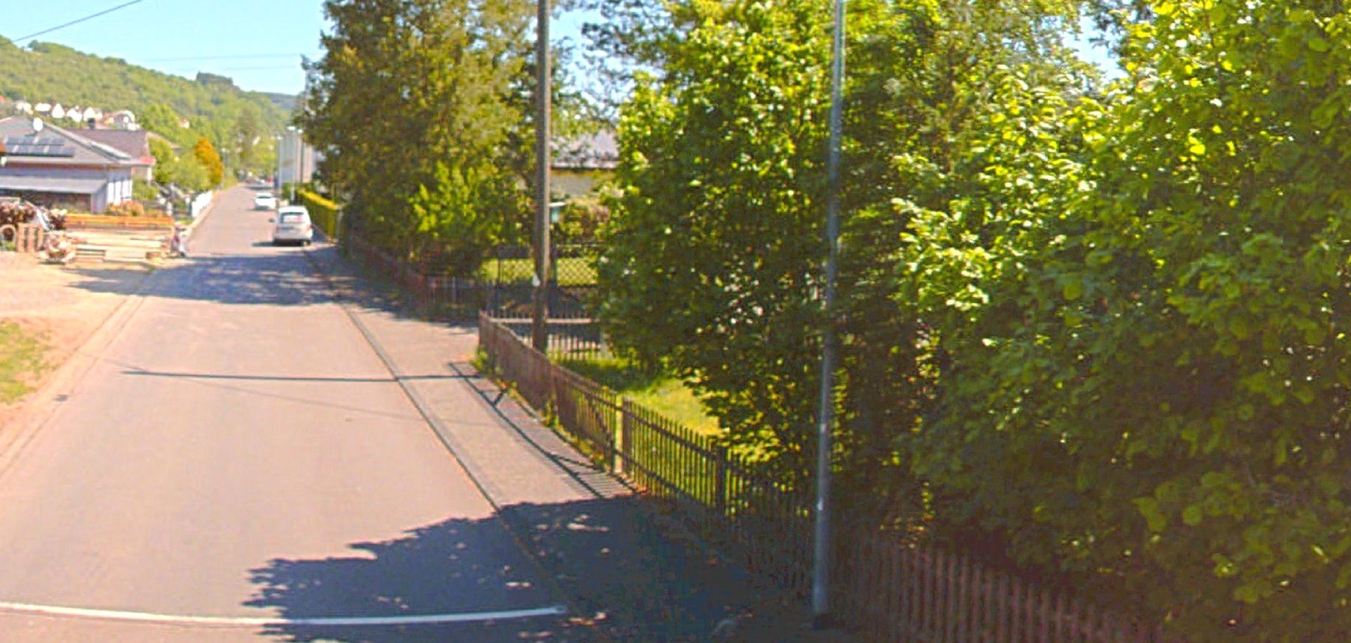 The photo shows a view of the street Im Nachen with the damaged street lamp