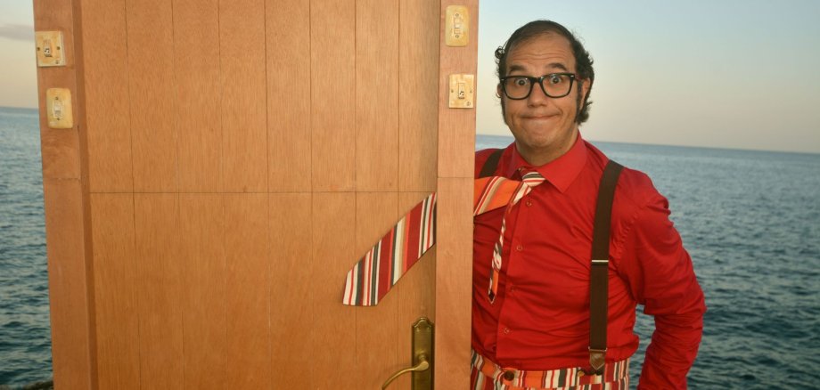The photo shows the artist and a door with a pinched tie.