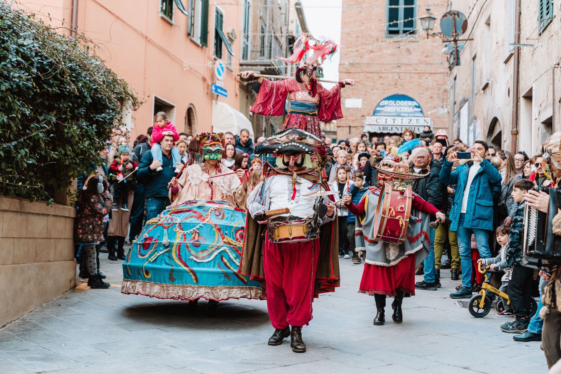 The TEATRO DUE MUNDI performs as a walking act at the street theater festival in the Oberstein pedestrian zone.