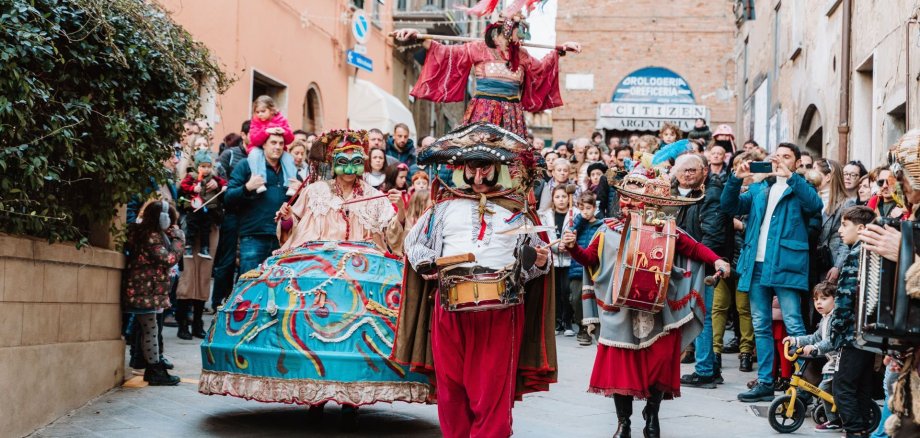 The TEATRO DUE MUNDI performs as a walking act at the street theater festival in the Oberstein pedestrian zone.