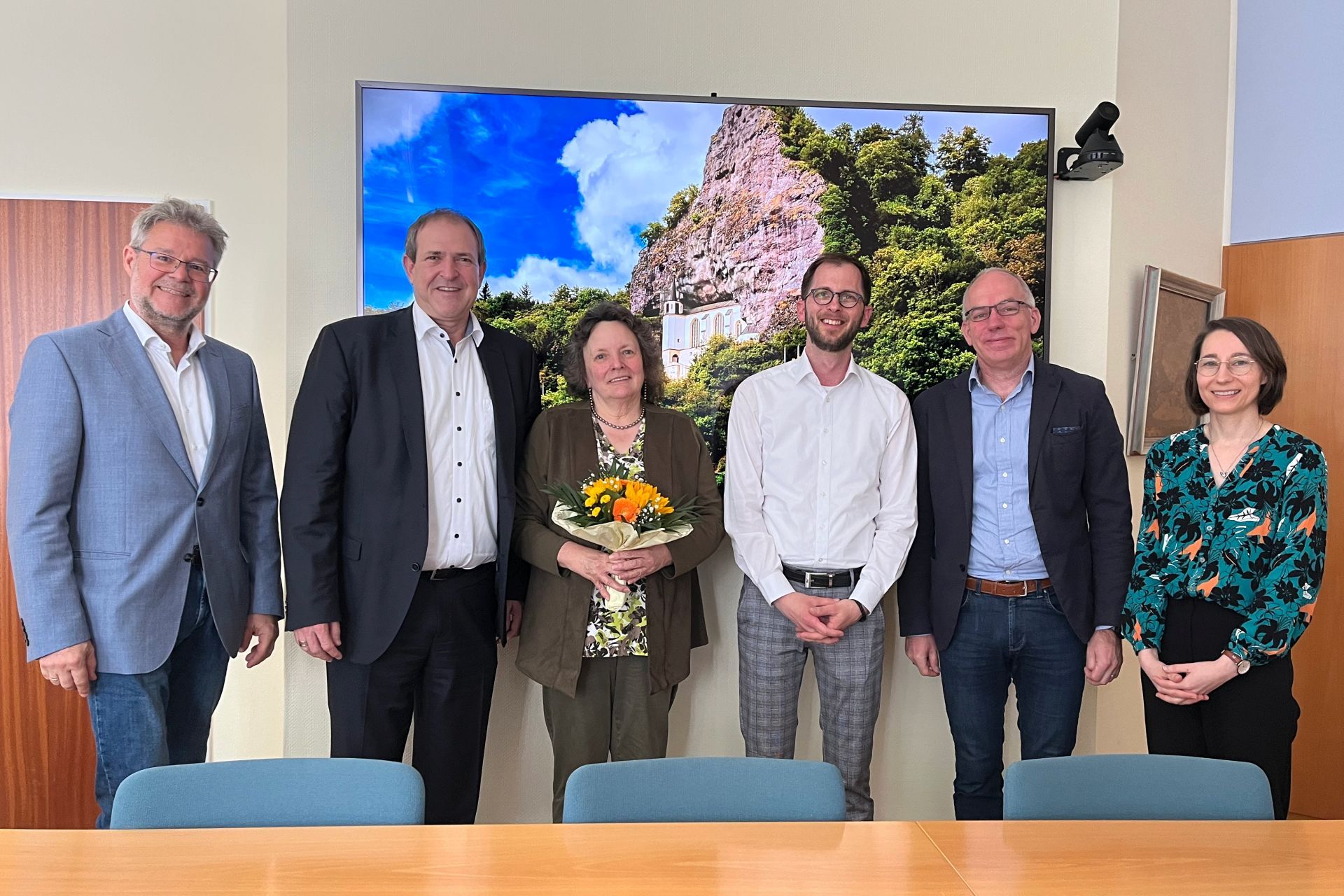 The photo shows Gudula Loch with superiors and colleagues at the farewell ceremony.