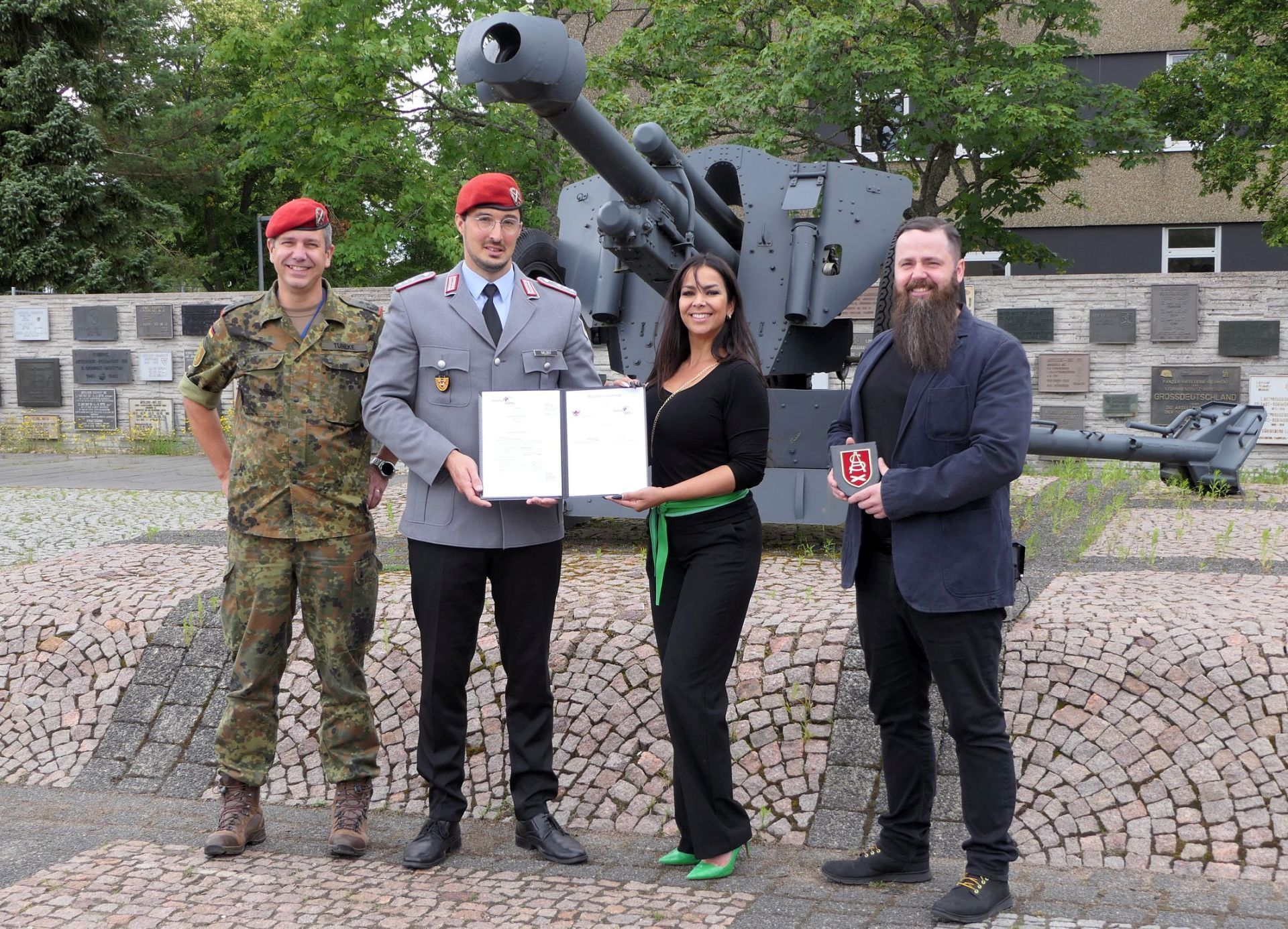 The photo shows the representatives of the Artillery School and the Realschule Plus after the meeting.
