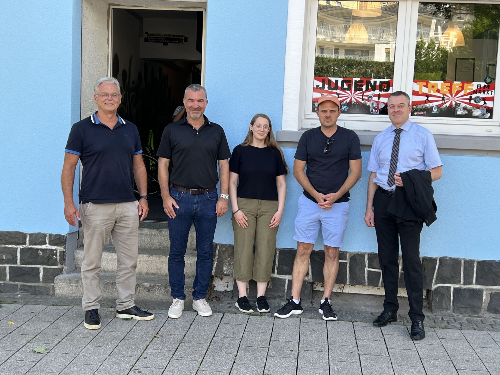The photo shows the representatives of the Lions Club with Melissa Becker from the youth welfare office in front of the youth club at the market.