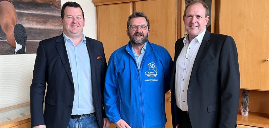 The photo shows Lord Mayor Frank Frühauf with the representatives of SAPV.