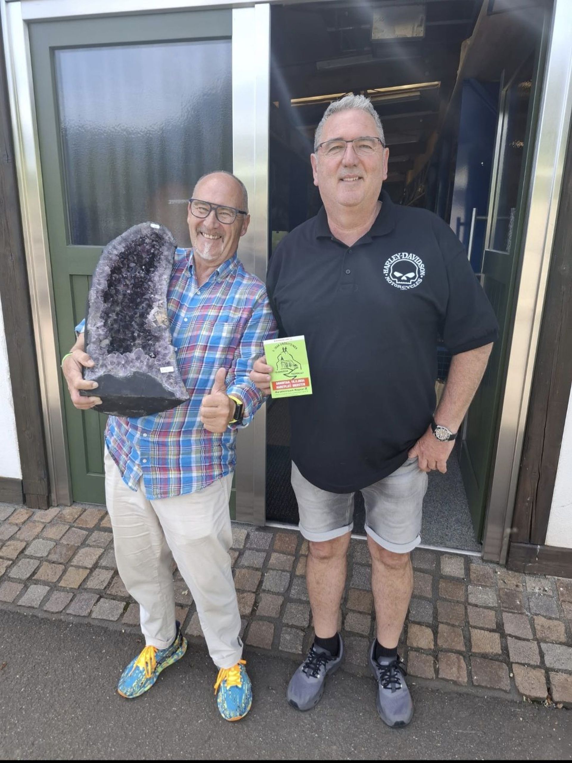 The photo shows Rainer Hagner and Jörg Welsch with the amethyst gland for the tombola at the stair run.