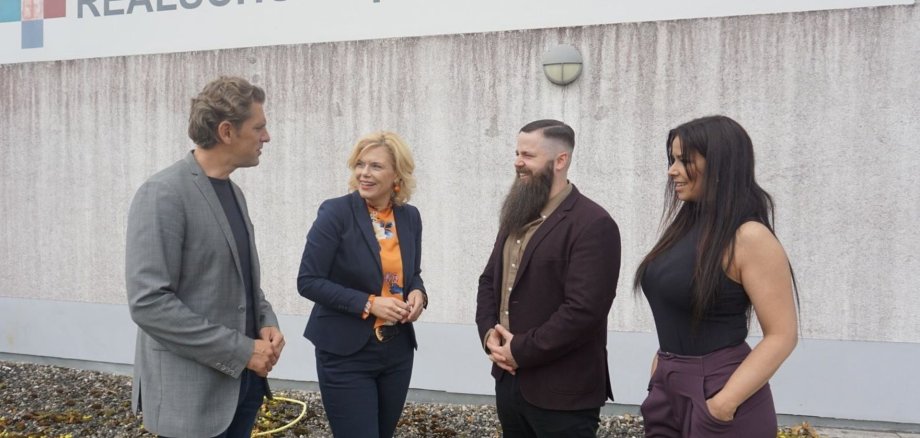 The photo shows MdB Julia Klöckner, MdB Marlon Bröhr, principal Christian Back and vice-principal Julia Molter visiting the Realschule Plus in Idar-Oberstein.  