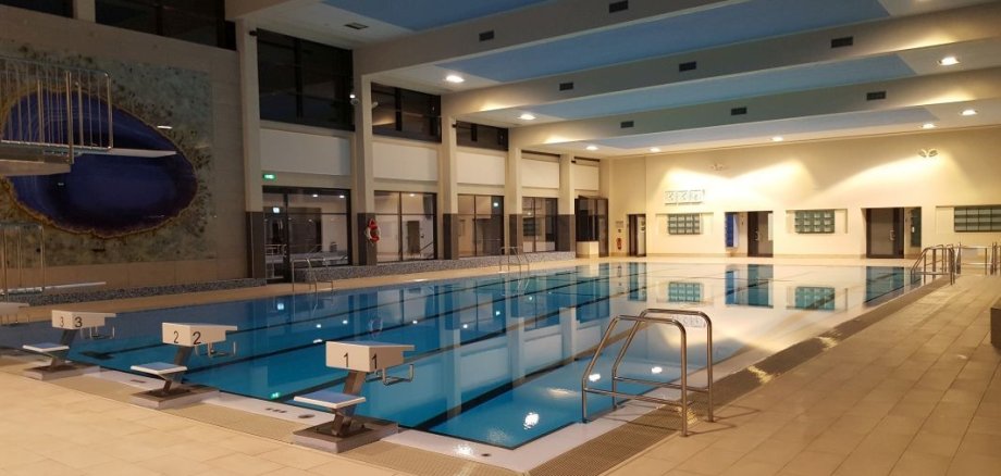 The picture shows the large pool of the Idar-Oberstein indoor swimming pool.