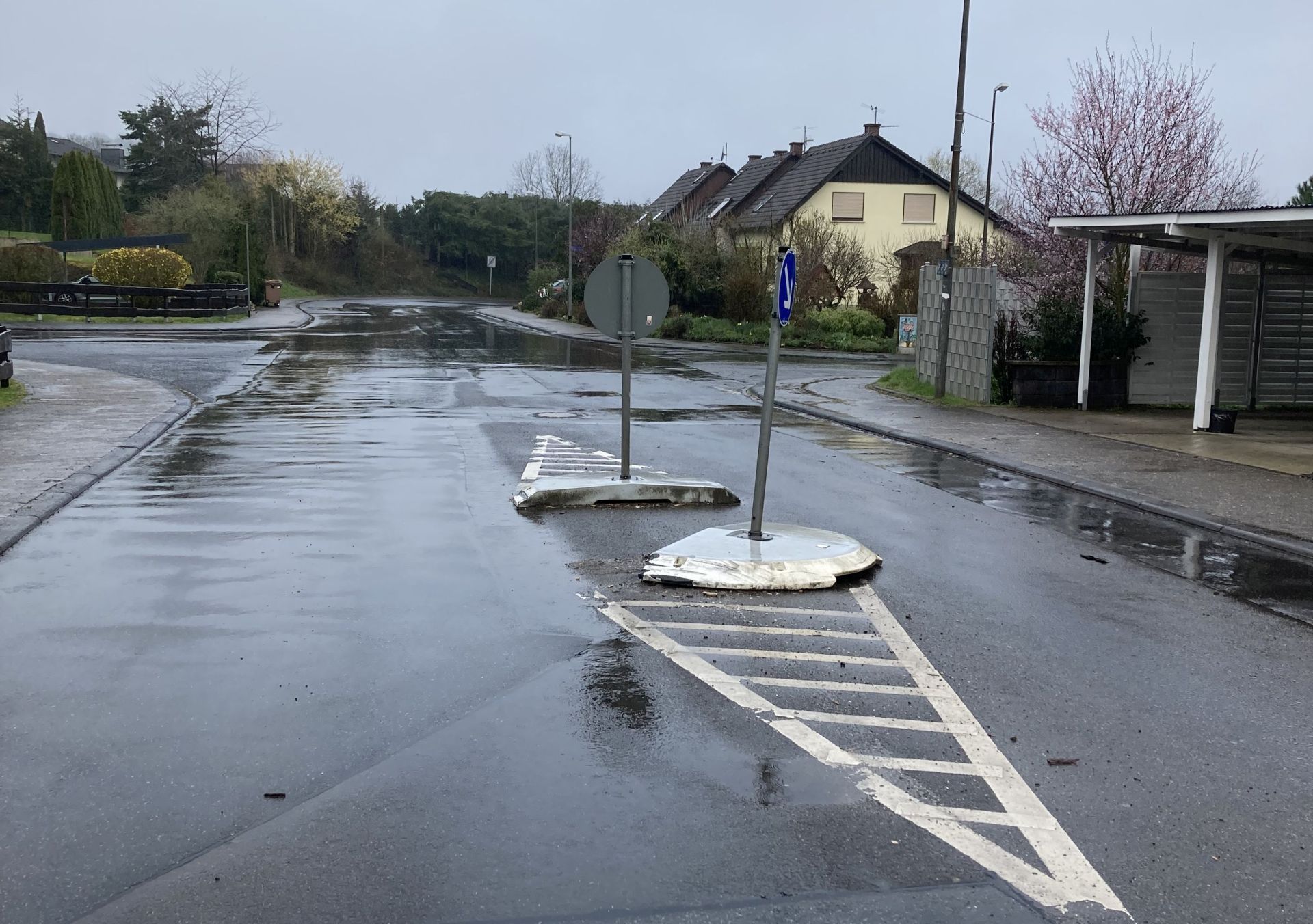 The picture shows a crossing aid in Weierbach, which was presumably torn out of its anchoring by heavy goods vehicles.