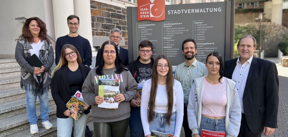 Mayor Frank Frühauf (right), Susanne Becker, Felix Schöneck and LBB Wolfgang Petry (back row from left) as well as Florian Albert (back row 2nd from right) welcomed the new trainees Lena Conrad, Sina-Marie Steinshorn, Elisabeth Süsterhenn front row from left to right and Mia Blum as well as Maximilian Lang (back row 4th from left) to the city administration.