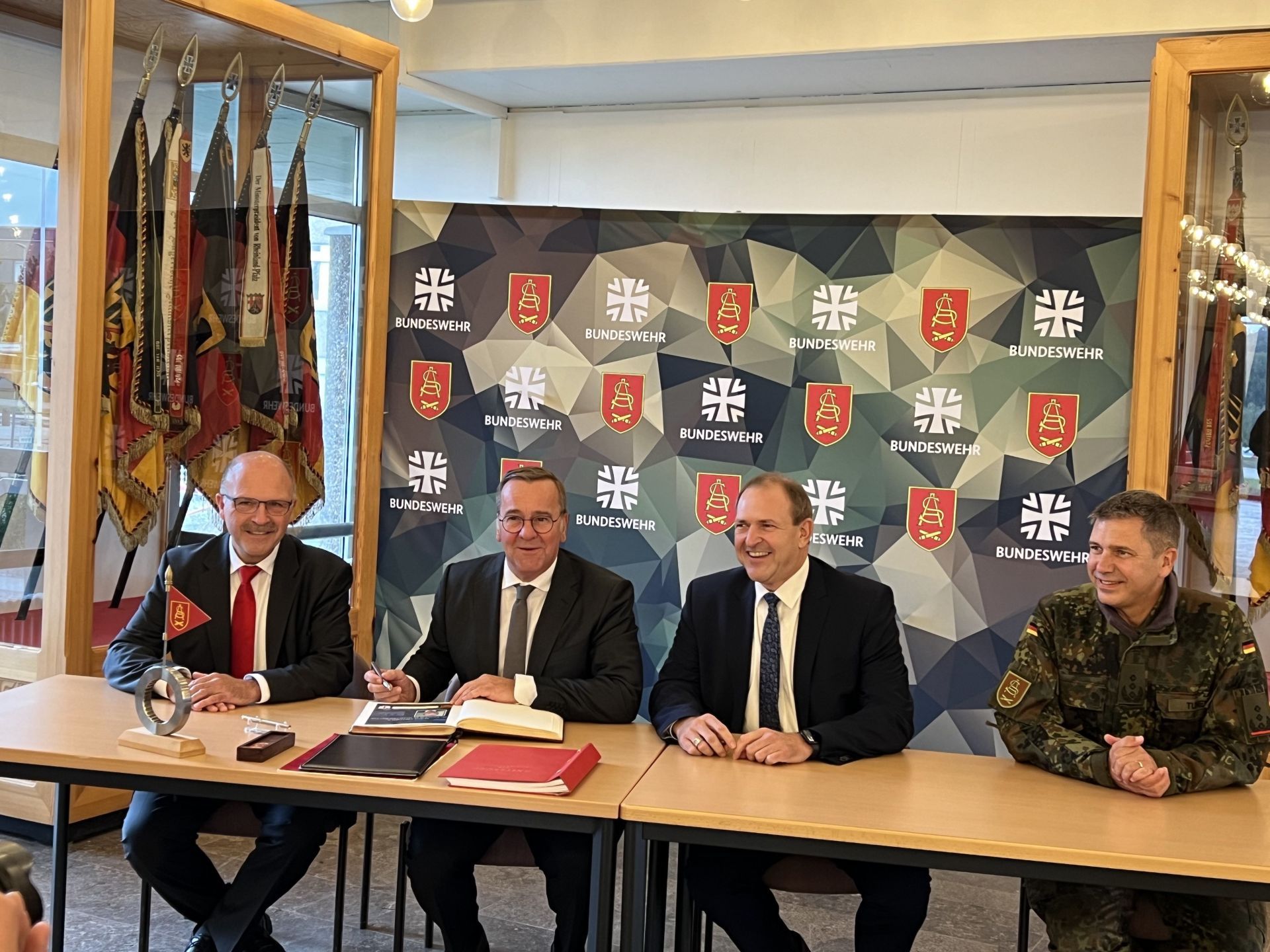 From left to right: Mayor Friedrich Marx, Minister of Defense Boris Pistorius, Lord Mayor Frank Frühauf and Colonel Olaf Tuneke signing the Golden Book.