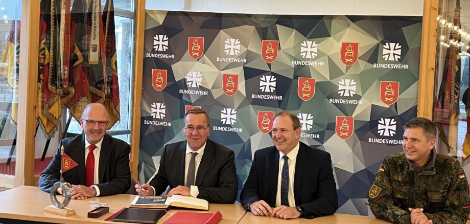 From left to right: Mayor Friedrich Marx, Minister of Defense Boris Pistorius, Lord Mayor Frank Frühauf and Colonel Olaf Tuneke signing the Golden Book.