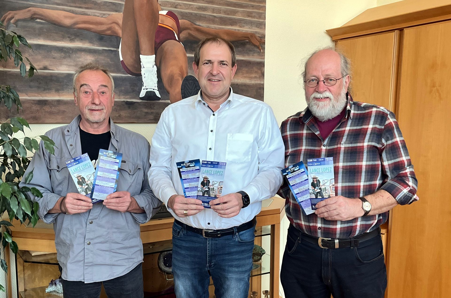 Michael Weber (l.) and Kai Braunschedel (r.) presented the current Blue Note program to Lord Mayor Frank Frühauf.